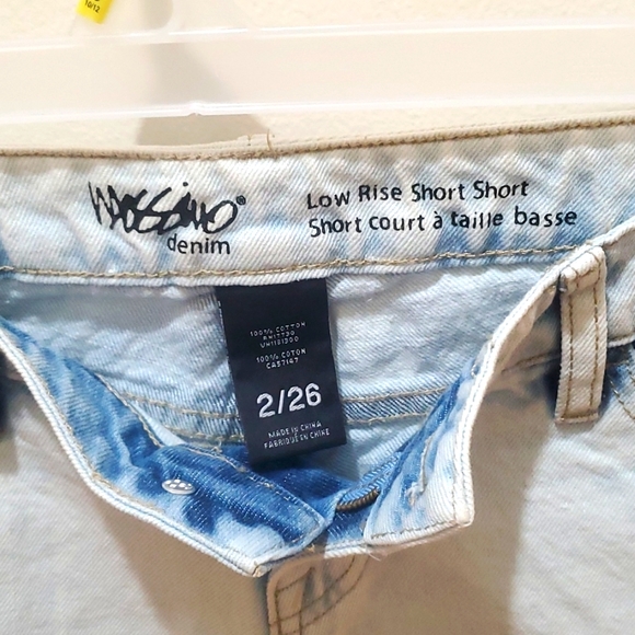 Distressed Jean shorts - Picture 3 of 3